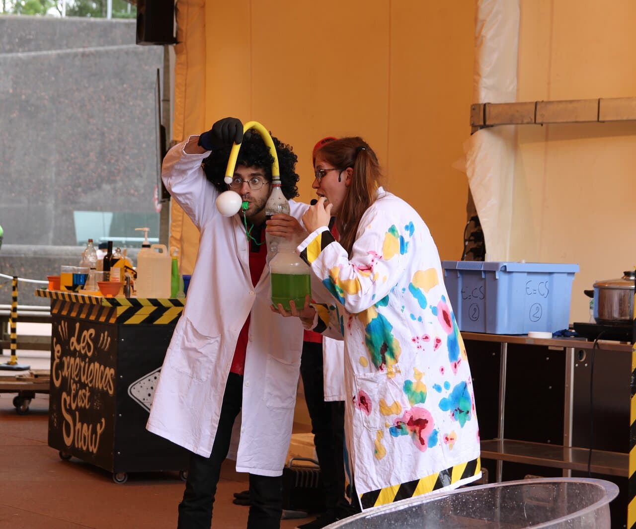 Expériences c'est Show! Les spectacles sont importants à Vulcania et le Professeur Yapadrisk vous présentera son spectacle à certains moments de l'année avec des expériences folles et pleines d'humour