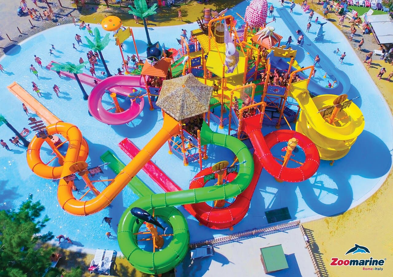 Il Covo dei Pirati, un acquapark su vari livelli con cascate di acqua per rinfrescarsi durante una calda giornata.