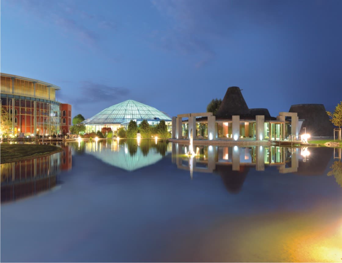 Außenbereich der VitalTherme & Saunen bei Nacht