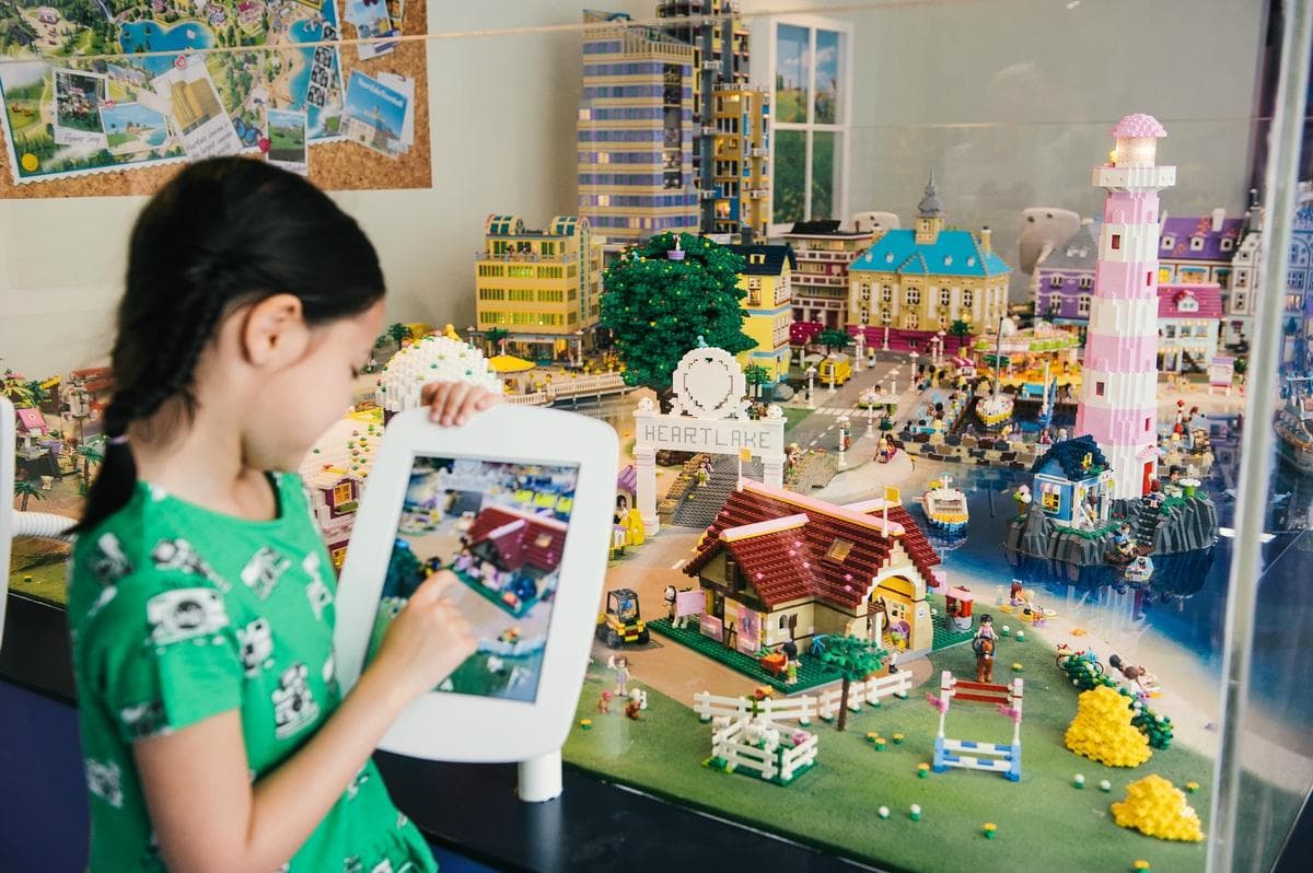 Explore Olivia’s rooms with interactive LEGO® Friends surprises around every corner!