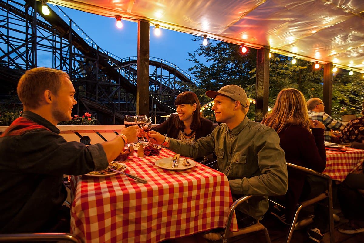 23 different restaurants and food outlets to suit all budgets and tastes